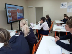 Международный день борьбы с коррупцией
В начале декабря в нашей школе прошли мероприятия, посвящённые Международному дню борьбы с коррупцией.
Наши ученики активно принимали участие в различных мероприятиях, как-то: классные часы, внеклассные мероприятия, квест-игра, беседы, уроки по обществознанию. Каждый ученик имел возможность узнать что-то новое о проблеме коррупции. 
Особенно ребятам из 11-х классов запомнится урок по обществознанию "Институт судопроизводства и охраны правопорядка". На этом уроке ребята обсудили актуальные вопросы, связанные с коррупцией, разобрали примеры из реальной жизни и обсудили способы борьбы с этим явлением.